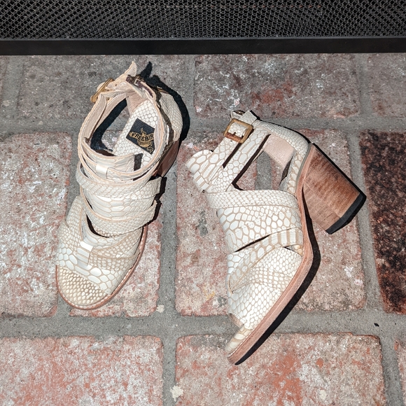 FreeBird CLAW White Snake Sandals size 6 - Picture 4 of 15
